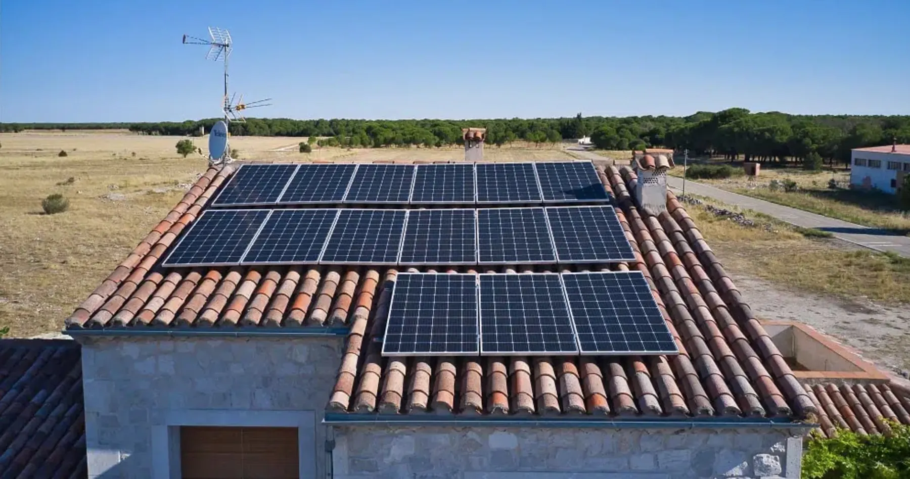 Impianto fotovoltaico su tetto in coppi in una casa di campagna siciliana